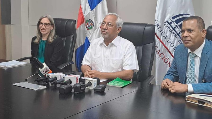 Ángel Hernández, ministro de Educación, responde preguntas de la prensa luego de la reunión del Consejo Nacional de Educación