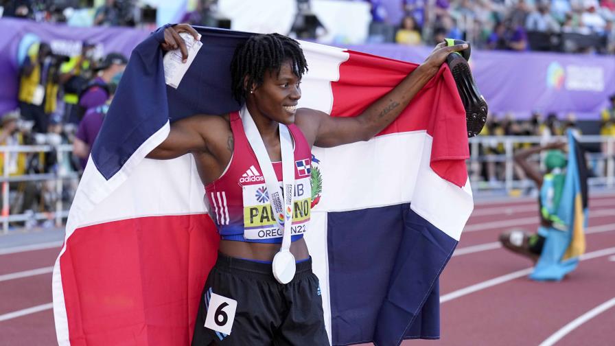 La dominicana Marileidy Paulino festeja su plata en los 400 metros, en el Mundial de Atletismo en Eugene, en 2022.