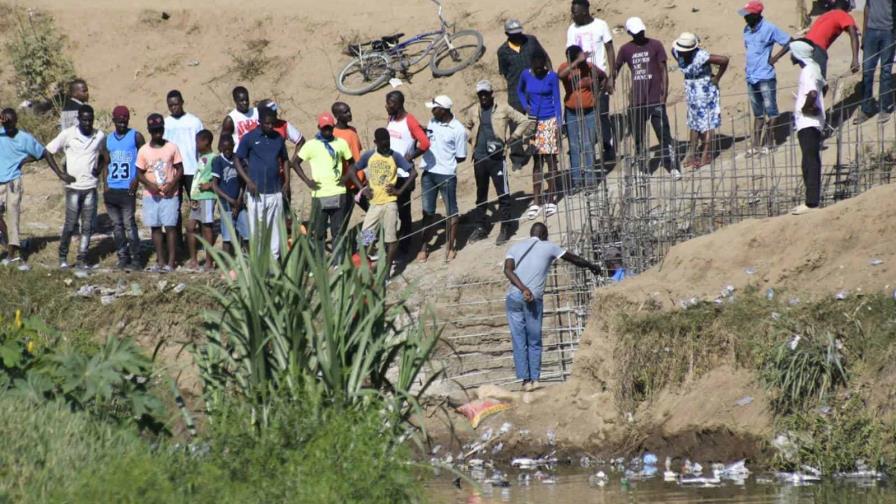 Vista de los haitianos trabajando en la construcción de un canal para desviar el río del Masacre, este viernes 15 de septiembre del 2023.